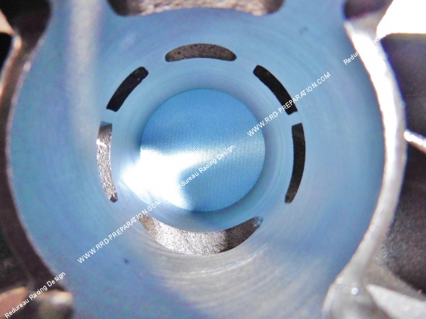 Photo du cylindre du kit polini en fonte pour moteur minarelli air ovetto, neos
