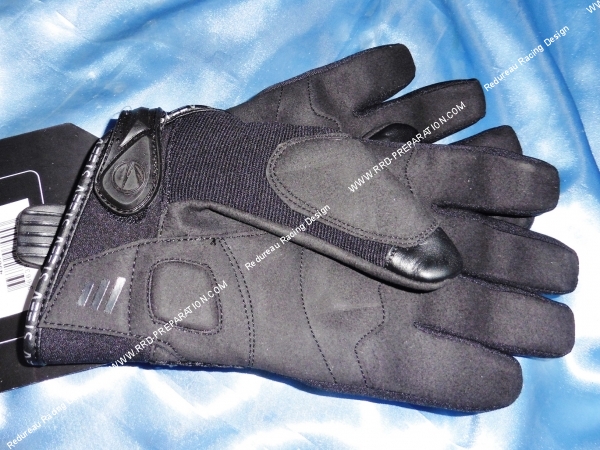 Photo de la paire de gants noir pour moto homologué