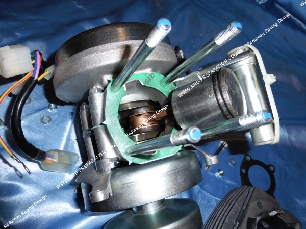 Photo du piston sur le vilebrequin du moteur complet assemblé P2R type origine pour Peugeot 103 sp, mv, mvl, lm, vogue