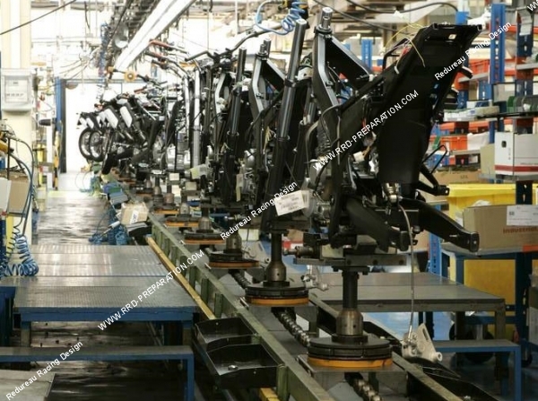 entreprise derbi piaggio moto cyclomoteur marque usine fabrication chaine montage