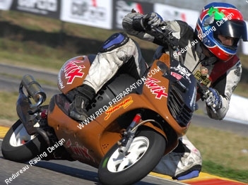 entreprise italie simonini scooter moto compétition