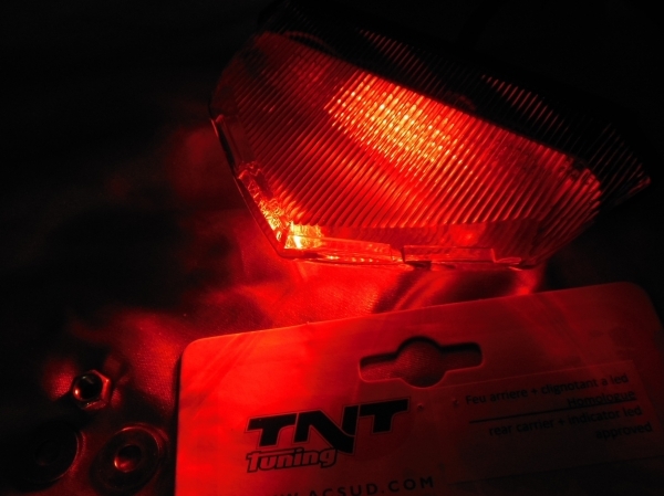 vue Feu arrière TNT TUNING à leds avec clignotants intégrés pour DERBI SENDA