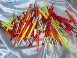 Crayons, stylo MALOSSI couleur jaune / rouge / orange aux choix
