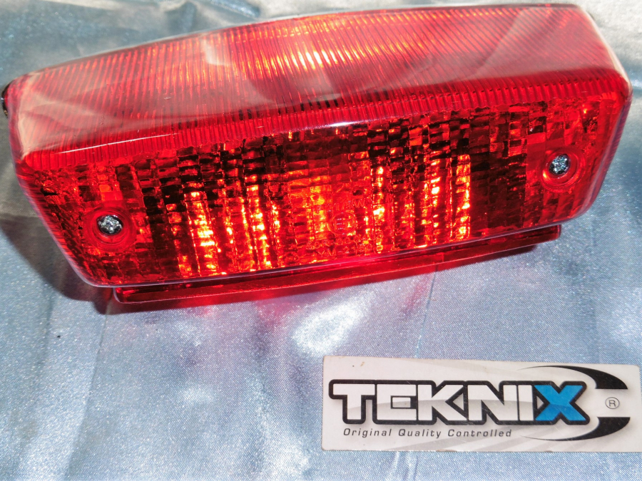 TEKNIX trasero rojo para scooter BETA CHRONO, QUADRA, ARK 50, RIEJU RS1, MBK STUNT...