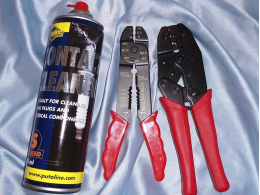 Productos (limpiador de contactos...) y herramientas varias (pinzas, multímetro...) para mécaboite 50cc