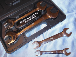 Varias herramientas, equipos (llave, caja, cubeta magnética, ...)