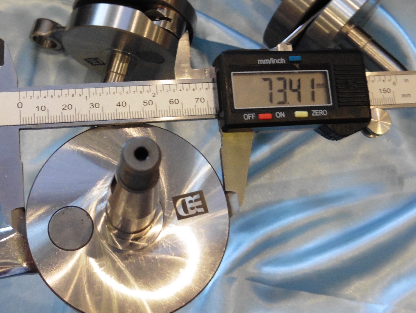 Photo of the diameter of the reinforced RRD Racing crankshaft long stroke 42.1mm and long connecting rod 85mm Peugeot 103 SPX, RCX, MVX, CLIP