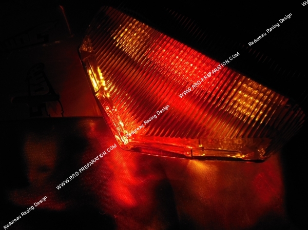 allumé Feu arrière TUN'R à leds avec clignotants intégrés universel (mécaboite, scooter, mob)