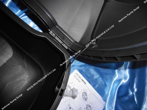 Photo du top case shad d'une contenance de 39 litres pouvant recevoir 2 caque