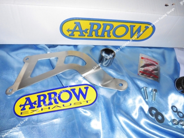 Photo de la patte de fixation du raccord de silencieux d’échappement ARROW pour DERBI GPR 125cc 4T a partir de 2010