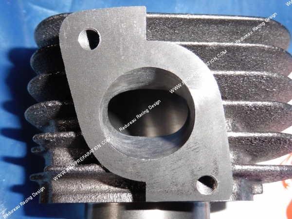 Photo de la préparation du cylindre dremel à l' échappement sur le kit malossi minarelli horizontal