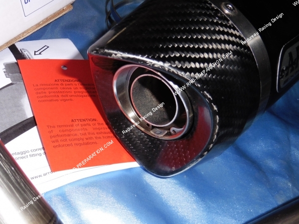 Photo de la sortie du silencieux ARROW en carbone avec db killer amovible pour moto YAMAHA MT07