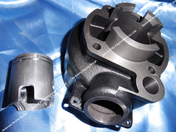 Photo de la préparation du cylindre et piston sur le kit POLINI am6