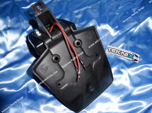 Photo du feu arrière TEKNIX avec catadioptres pour Peugeot 103 MVL, RCX, SPX, MV... avec support de plaque