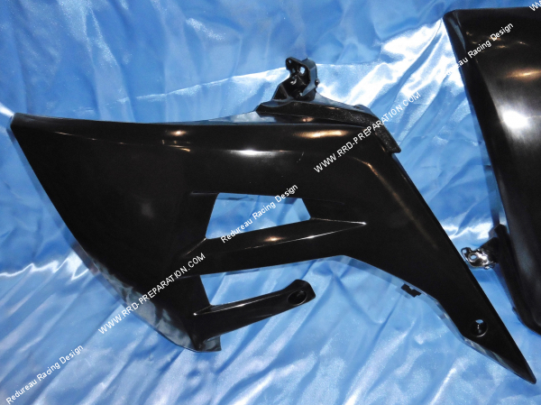 Photo du carénage ouie PIAGGIO origine pour mécaboite DERBI Senda a partir de 2018, noir droit ou gauche