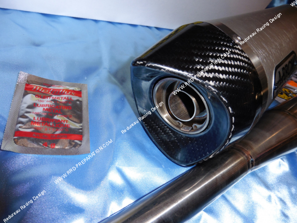 Photo de l'embout en carbone sur le silencieux  ARROW STREET THUNDER pour moto Suzuki GSX-S et GSX-R 125 2017, 2018