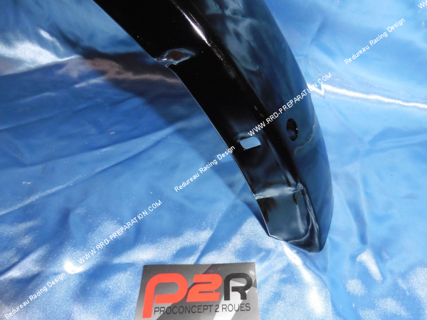Photo des trous de fixation dans le garde-boue arrière noir en acier P2R type origine pour cyclomoteurs MBK 51 SWING