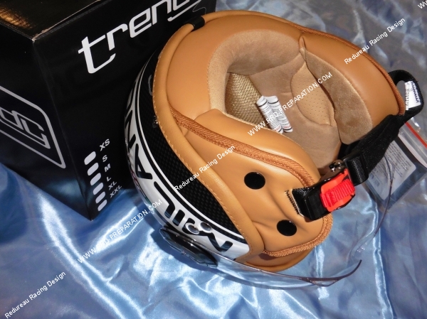 Photo du casque jet italien finition blanc et carbone avec cuir brun