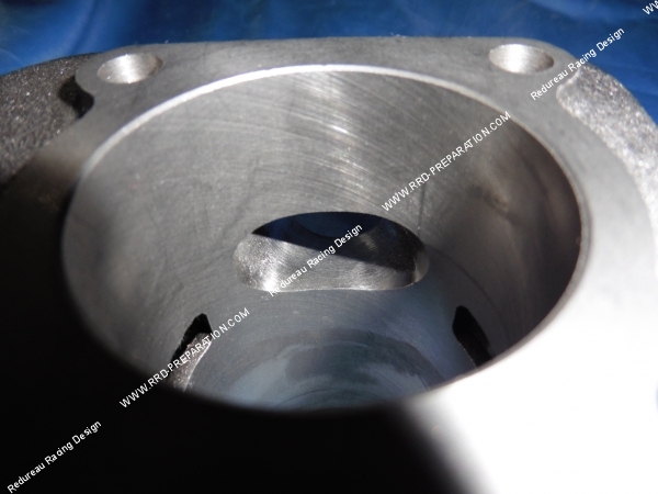 Photo de la préparation du cylindre dremel à l' échappement sur le kit malossi minarelli horizontal