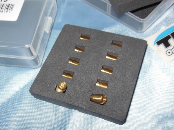 View Box of 10 main nozzles for carburettors KEIHIN / GURTNER, TUN 'R, thread Ø6mm, length 9mm, TNT vue Boîte de 10 gicleurs principaux pour carburateurs KEIHIN / GURTNER, TUN'R, filet Ø6mm, longueur 9mm, TNT