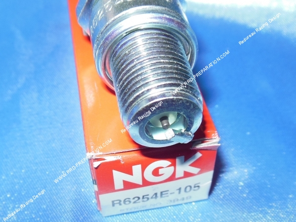 vue Bougie culot long NGK Racing R6254E-105 compétition (indice très froid)