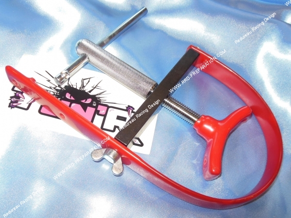 vue Outil de blocage TUN'R avec sangle pour cloche d'embrayage  allumage  variateur  filtre à huile...
