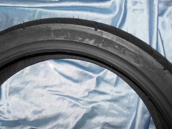 vue Pneu DELI TIRE 13070 X 17 SB106R TL 62R pour moto, mécaboite, cyclomoteur...