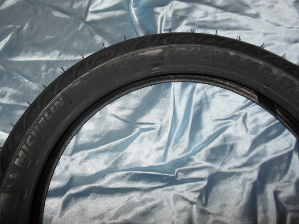 vue Pneu MICHELIN PILOT STREET 10080 X 17 TL  TT 52S pour moto, mécaboite, cyclomoteur...
