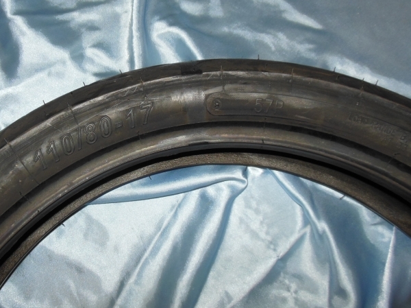 vue Pneu SAVA 11080 X 17 MC18 57P pour moto, mécaboite