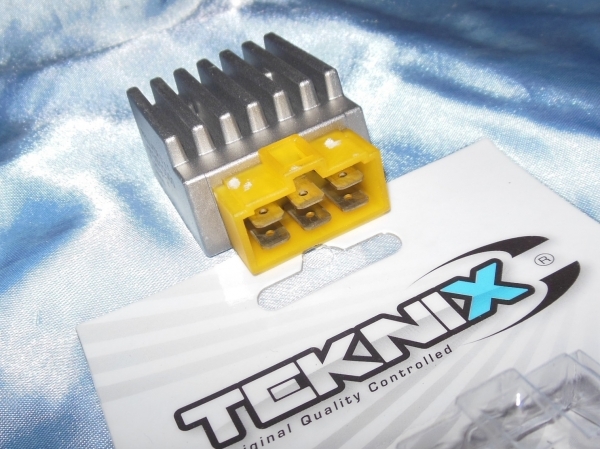 zoom Régulateur de tension TEKNIX 6 fiches pour allumage DERBI SENDA à partir de 2009
